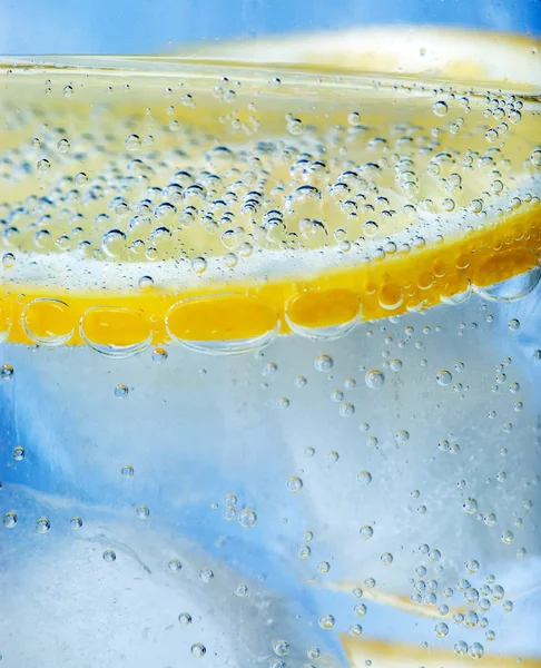 Close up van tonic en citroensap — Stockfoto