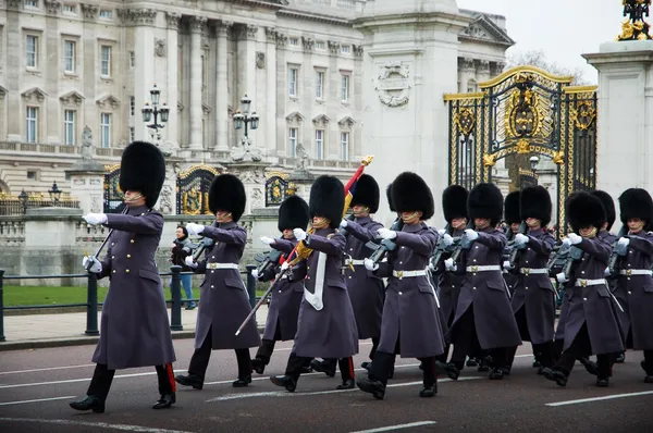 Stráží v Buckinghamském paláci — Stock fotografie