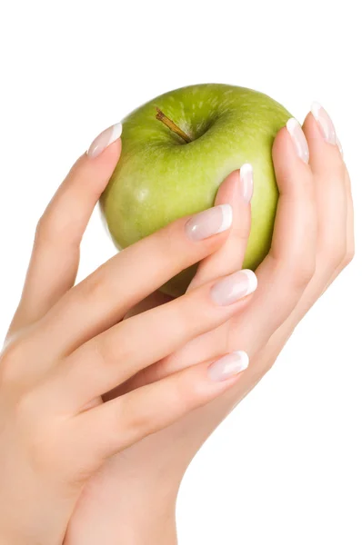Zielone jablko w ręce kobiety — Zdjęcie stockowe