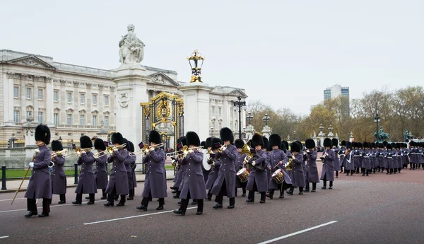Londýn - 17 listopadu: Vojáci březen — Stock fotografie