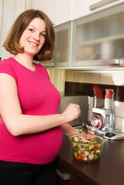 Kobieta w kuchni co sałatka — Zdjęcie stockowe