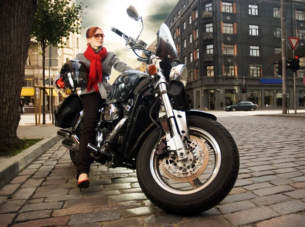 güzel bir kadın motosiklet