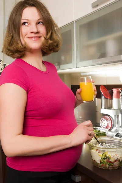 Kadın mutfakta bir salata çatalı — Stok fotoğraf