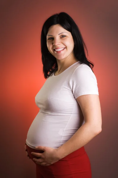 Χαρούμενη όμορφη έγκυος γυναίκα — Φωτογραφία Αρχείου