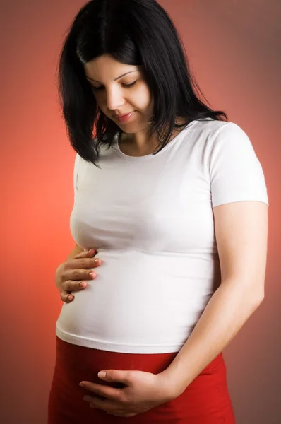 Freudig schöne schwangere Frau — Stockfoto