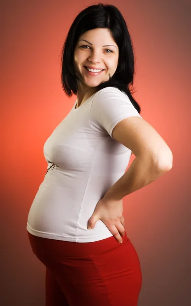 Radosny, piękna kobieta w ciąży — Zdjęcie stockowe