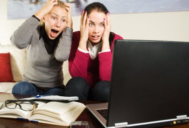 iki kız ofiste dizüstü bilgisayar ile