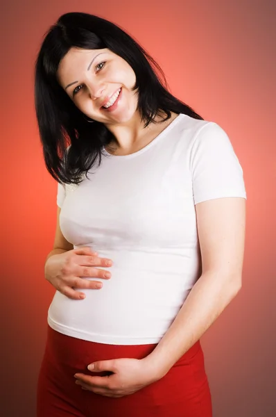 Радостная красивая беременная женщина — стоковое фото