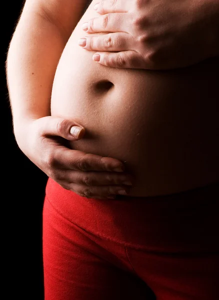 Terhes nő tartja a hasát — Stock Fotó