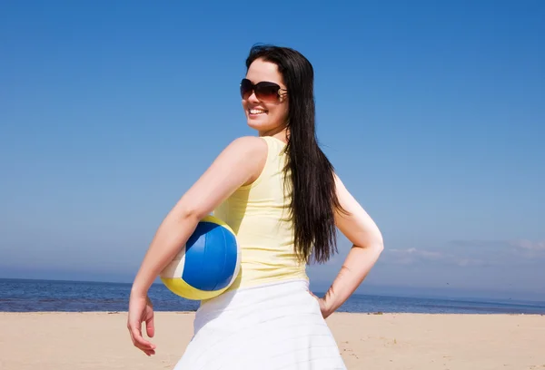 Donna che gioca a pallavolo in spiaggia — Foto Stock