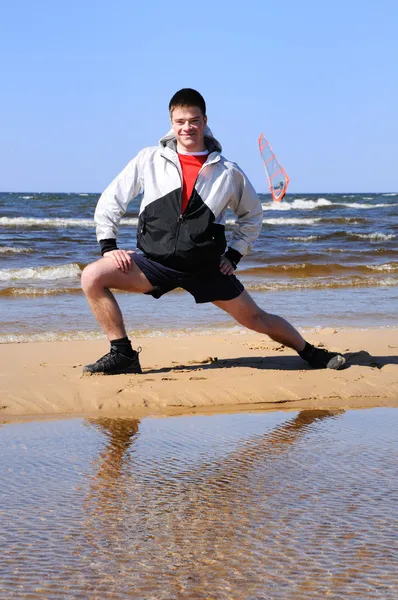 年轻男子在海滩上锻炼 — 图库照片