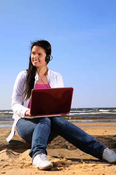 Frau am Strand mit Laptop — Stockfoto