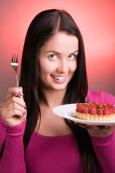 Mujer con pastel de frambuesa — Foto de Stock
