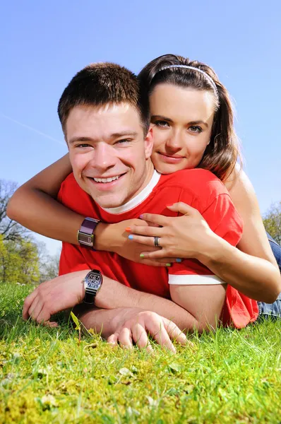 Um casal feliz em um prado verde — Fotografia de Stock