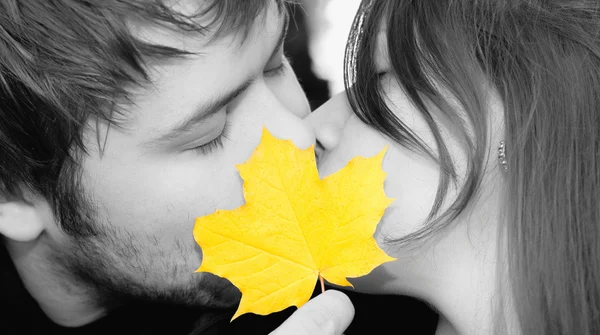Feliz pareja besándose —  Fotos de Stock