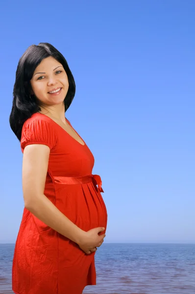 Pregnant girl at the sea — Stok fotoğraf