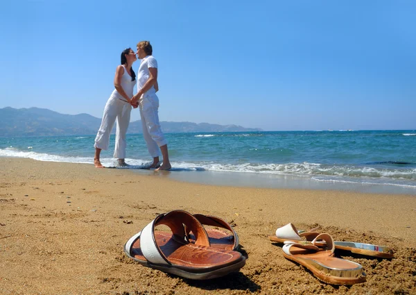 Unga attraktiva paret på stranden — Stockfoto