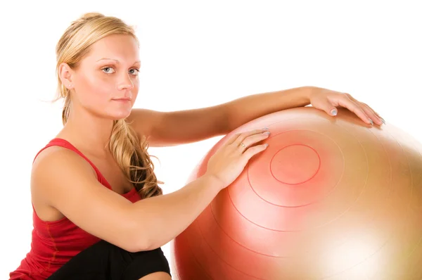 Donna che si esercita con una palla pilates — Foto Stock