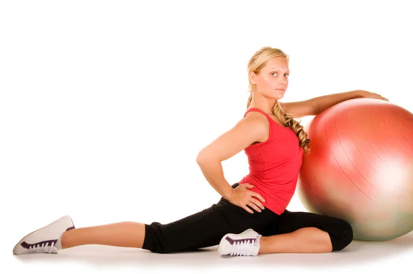 Жінка тренується з м'ячем пілатесу — стокове фото