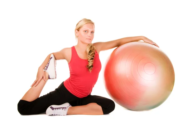 Kvinna tränar med en pilates boll — Stockfoto