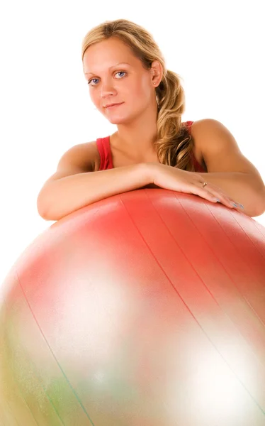 Женщина с мячом для пилатеса — стоковое фото