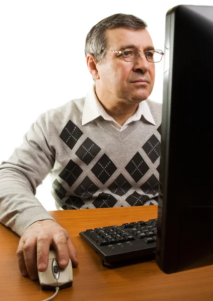 Starší muž s počítačem — Stock fotografie