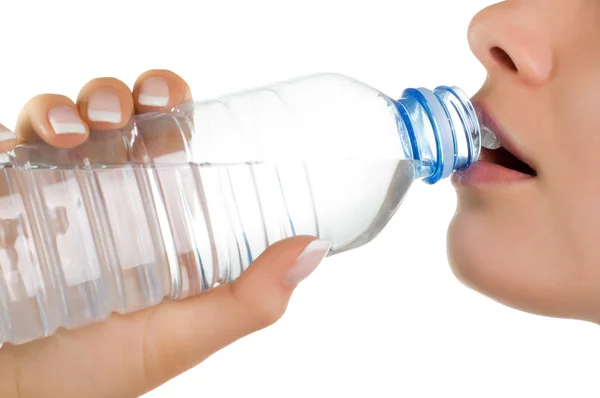 Giovane ragazza con bottiglia di acqua minerale — Foto Stock