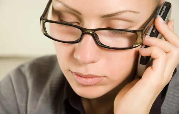 Unga vackra kvinnan prata via telefon — Stockfoto