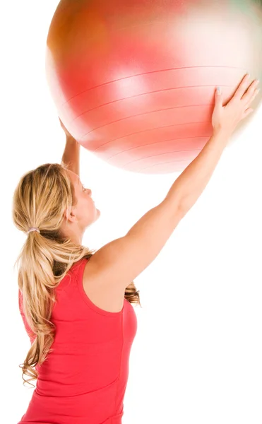 Γυναίκα που ασκούν με μια μπάλα Πιλάτες — Φωτογραφία Αρχείου