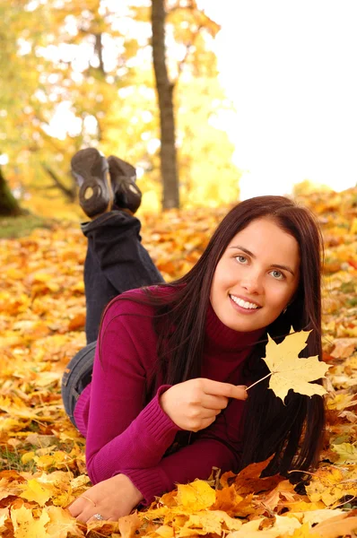 Fiatal gyönyörű nő a parkban — Stock Fotó