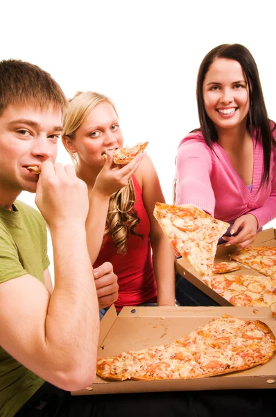 Друзі розважаються і їдять піцу — стокове фото
