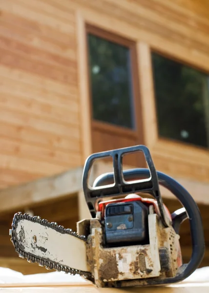 Ferăstrău cu lanț pe butași de lemn (DOF superficial ) — Fotografie, imagine de stoc