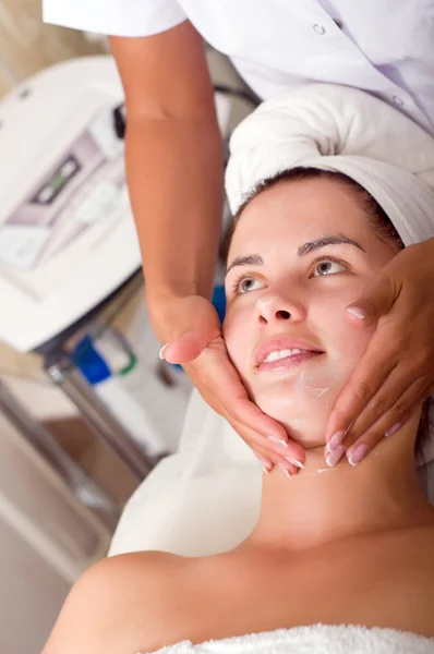 Jovem mulher recebendo limpeza da pele — Fotografia de Stock