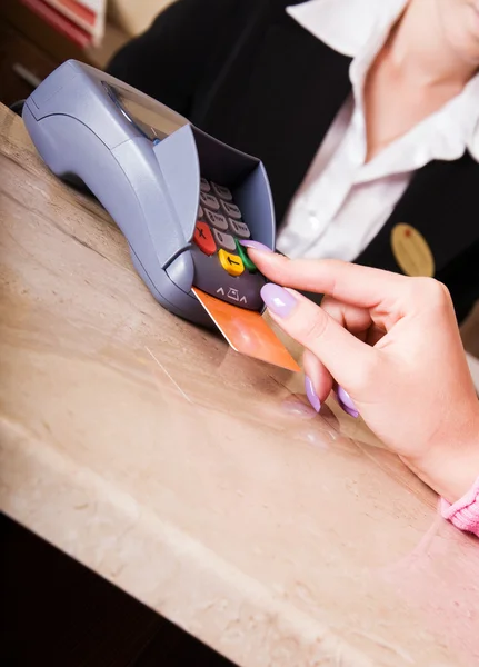 Vrouw hand houden credit card — Stockfoto
