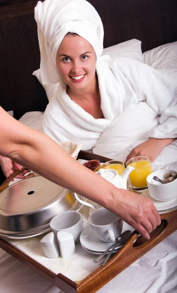 Schöne Frau mit Frühstück im Bett — Stockfoto