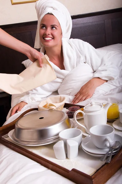 Güzel bir kadınla yatakta kahvaltı — Stok fotoğraf