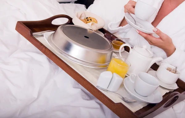 Frau mit Frühstück im Bett — Stockfoto