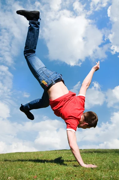 Mutlu adam atlama — Stok fotoğraf