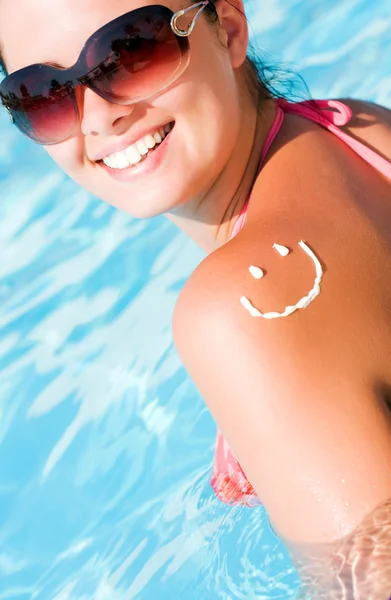 Um sorriso feito com creme solar — Fotografia de Stock