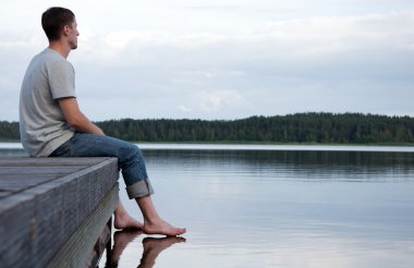 su ile tek başına oturan bir genç adam