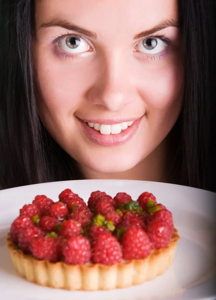 라즈베리 케이크를 가진 여자 — 스톡 사진