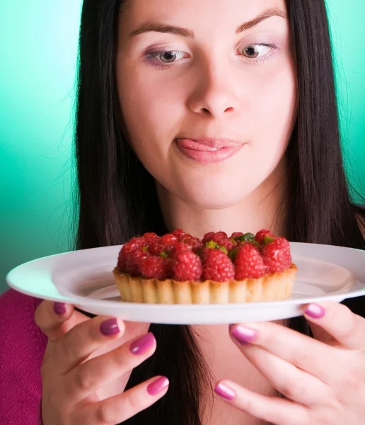 Žena s malinový dort — Stock fotografie