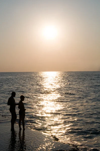 父亲和儿子钓鱼 silhouettes — 图库照片