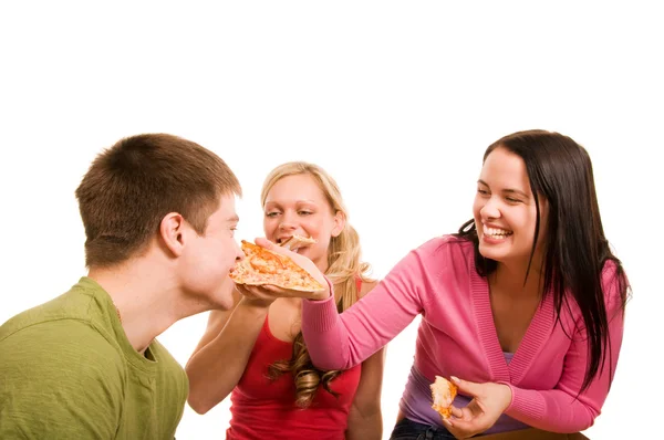 Les amis s'amusent et mangent des pizzas — Photo