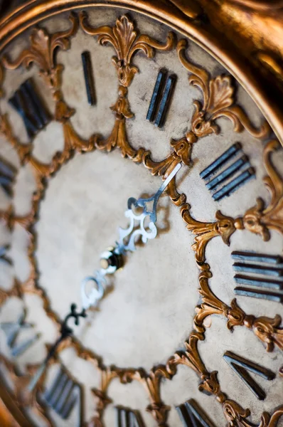 Alte antike Uhr (flach dof) — Stockfoto