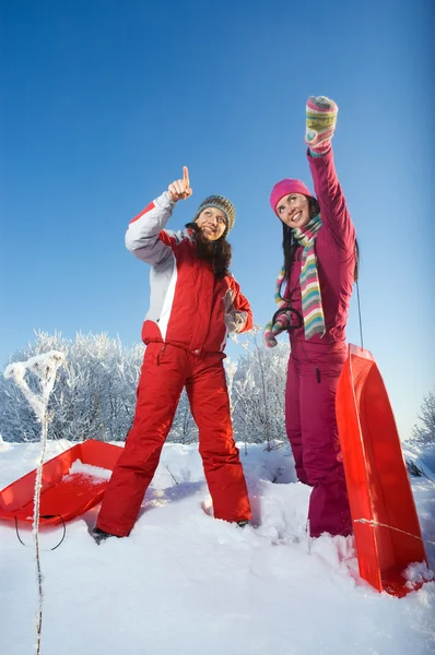 两个年轻漂亮的女孩与雪橇 — 图库照片