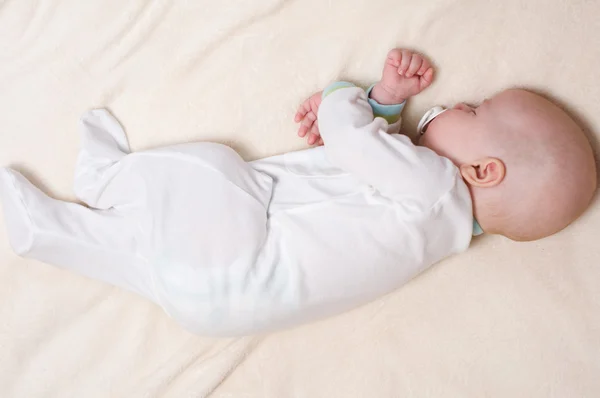 Fridfullt sovande vacker baby — Stockfoto