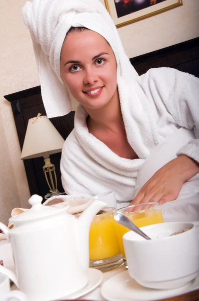 Beautiful woman with breakfast in bed — Stock Photo, Image
