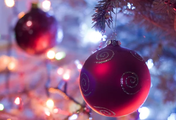 Gedecoreerde kerstboom (ondiepe dof) — Stockfoto