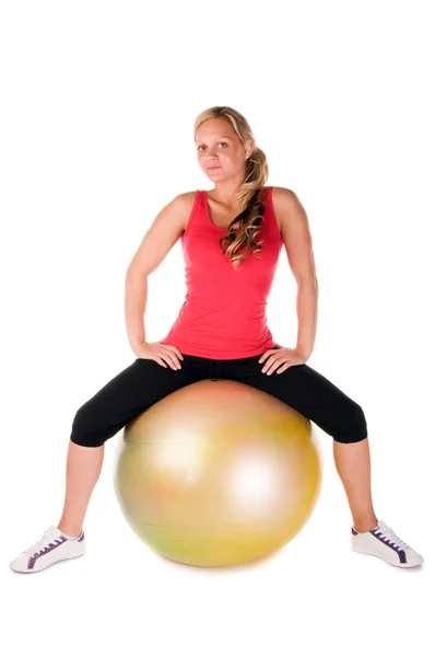 Frau trainiert mit Pilates-Ball — Stockfoto